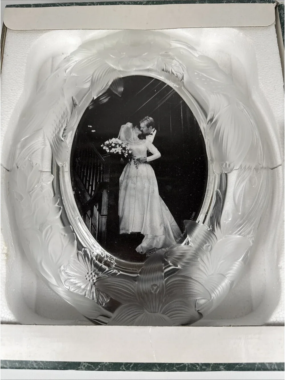 Vintage Crystal Clear Signatures Paradise Garden Oval 5x7 Photo Frame Boxed